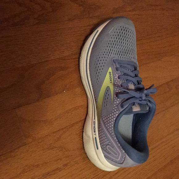 Brooks tennis shoes - Picture 6 of 11